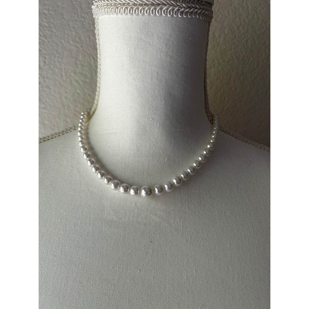 Claire's Faux Pearl‎ Graduated Strand Necklace White Gold Tone 16.5 Inch Classic